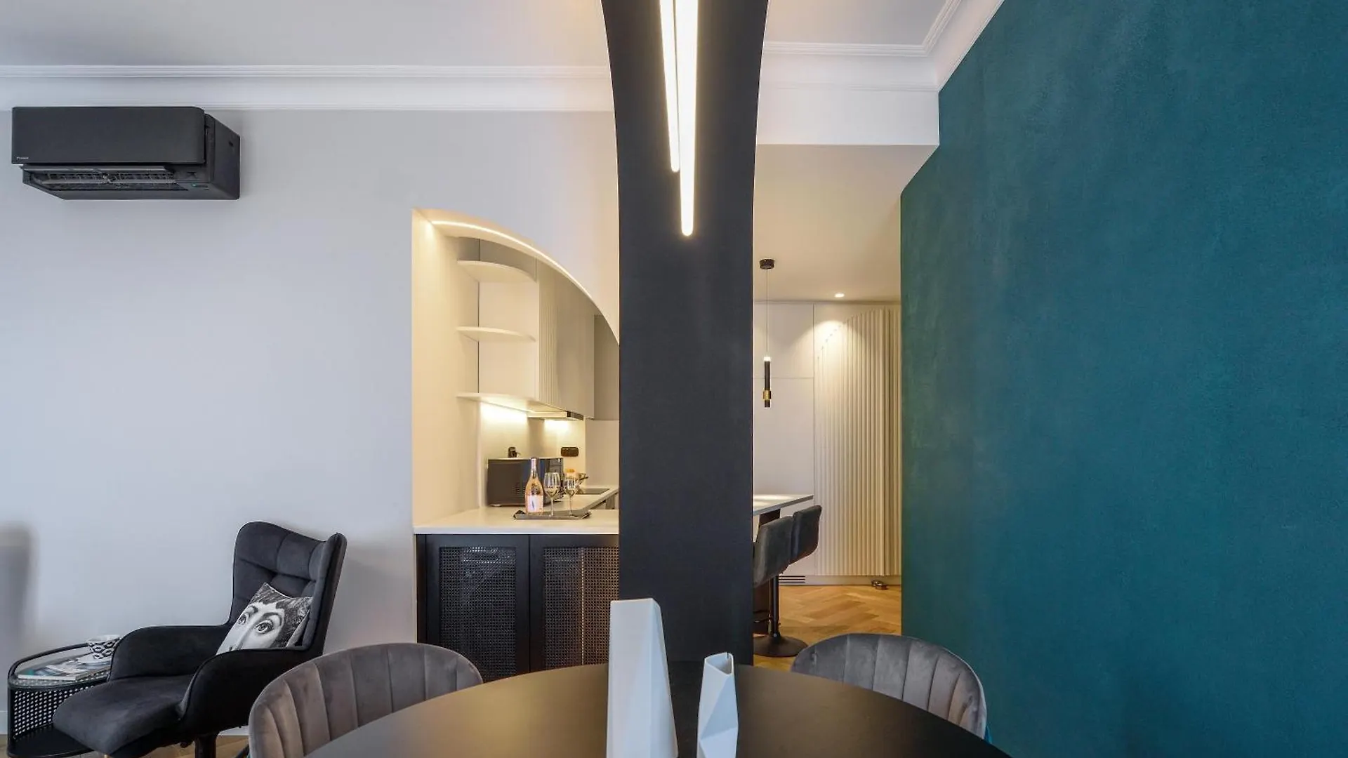 King Apartment Thessaloniki By Luxlikehome 0*,  Grækenland